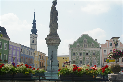 Stephanusbrunnen in Obernberg am Inn, auf einen der schönsten Marktplätze Österreichs